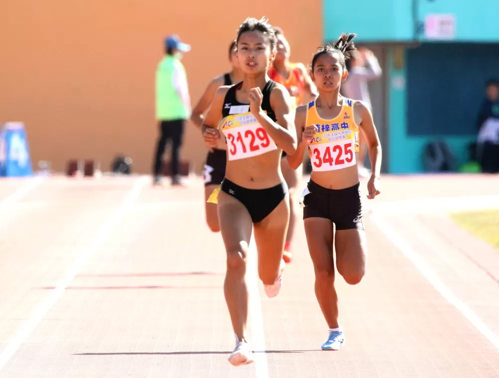 治平高中徐苡絜(前)在高女1500公尺奪金。林嘉欣/攝影。