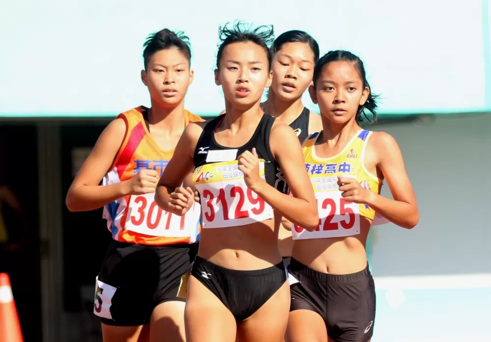 治平高中徐苡絜(前)在高女1500公尺奪金。林嘉欣/攝影。