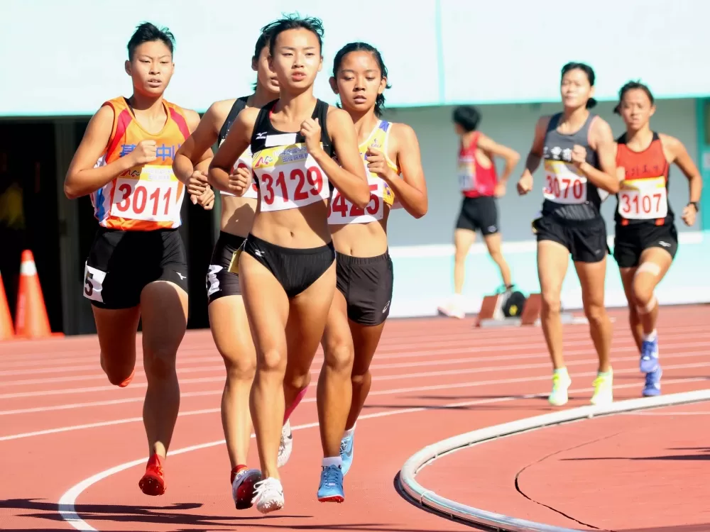 治平高中徐苡絜(前)在高女1500公尺奪金。林嘉欣/攝影。