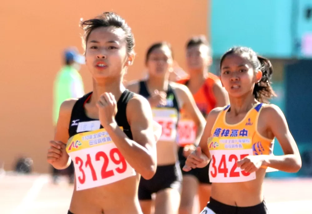 治平高中徐苡絜(前)在高女1500公尺奪金。林嘉欣/攝影。