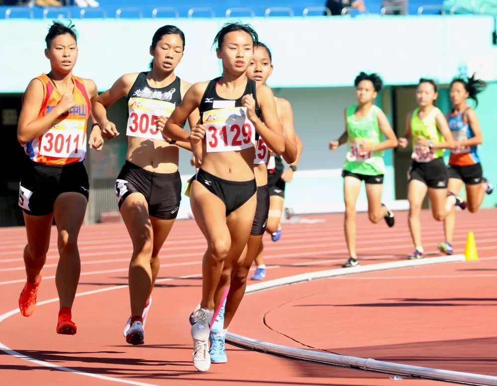 治平高中徐苡絜(前)在高女1500公尺奪金。林嘉欣/攝影。