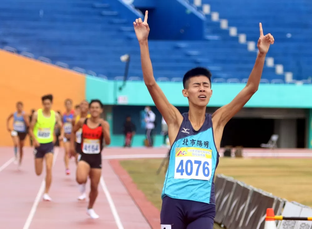 曾子盛開心打破高懸20年的高男800公尺大會紀錄。林嘉欣/攝影。