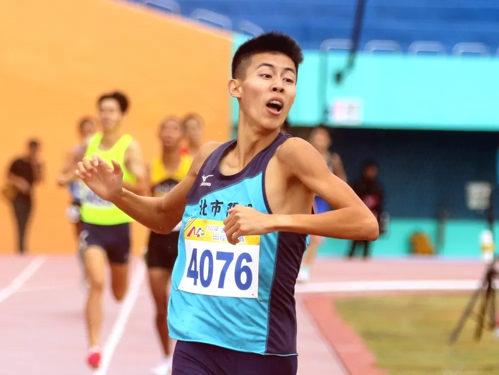 曾子盛開心打破高懸20年的高男800公尺大會紀錄。林嘉欣/攝影。