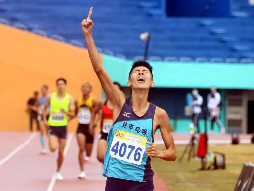 曾子盛開心打破高懸20年的高男800公尺大會紀錄。林嘉欣/攝影。