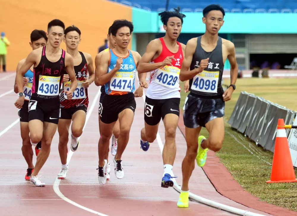 高男800公尺亞軍三重商工黃俊翔(前)。林嘉欣/攝影。