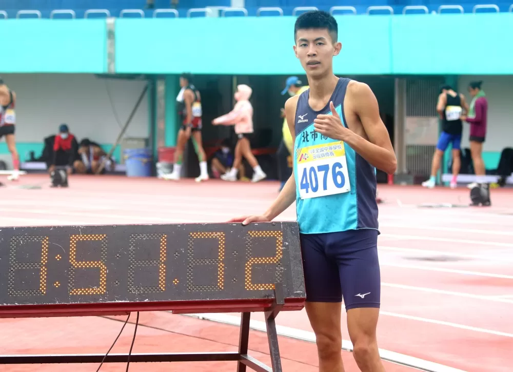 曾子盛開心打破高懸20年的高男800公尺大會紀錄。林嘉欣/攝影。
