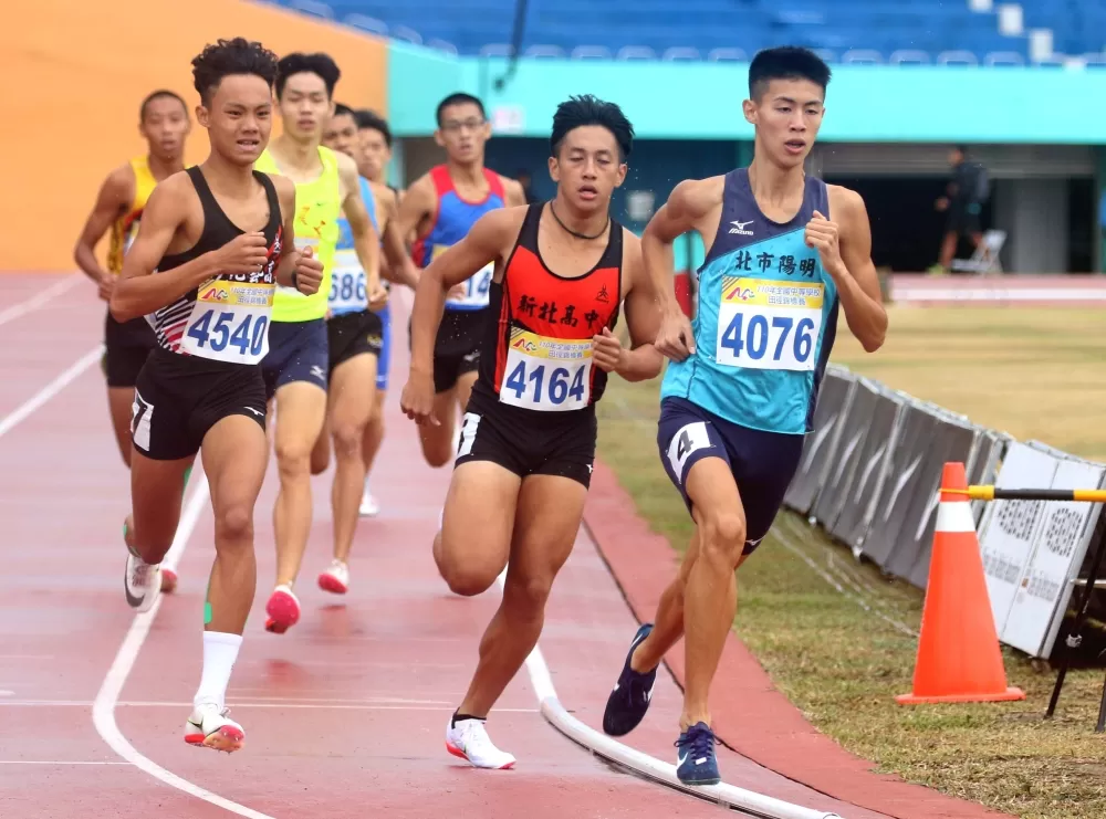 曾子盛(前)打破高懸20年的高男800公尺大會紀錄。林嘉欣/攝影。