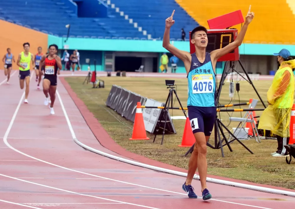 曾子盛開心打破高懸20年的高男800公尺大會紀錄。林嘉欣/攝影。