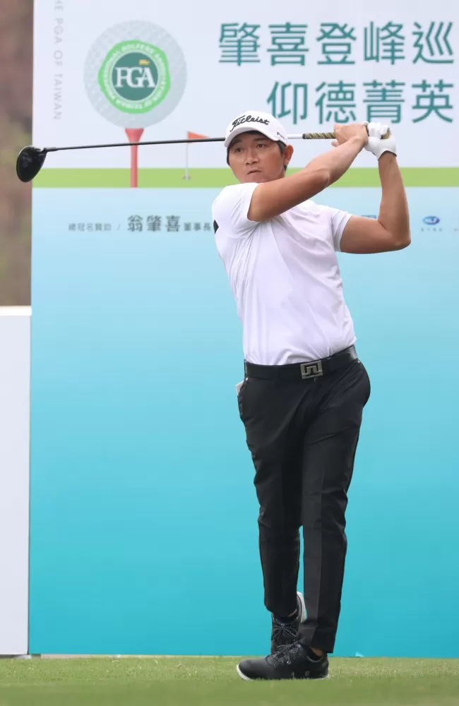 李士鴻70桿(-2)暫並列第二。