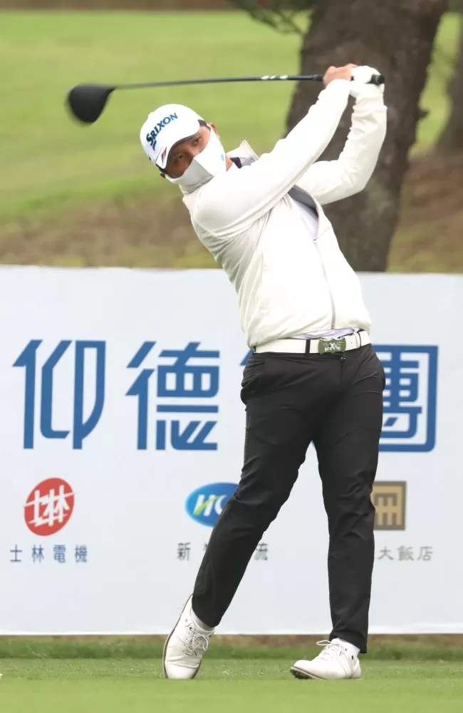 第一回合林永龍69桿(-3)暫列第一。