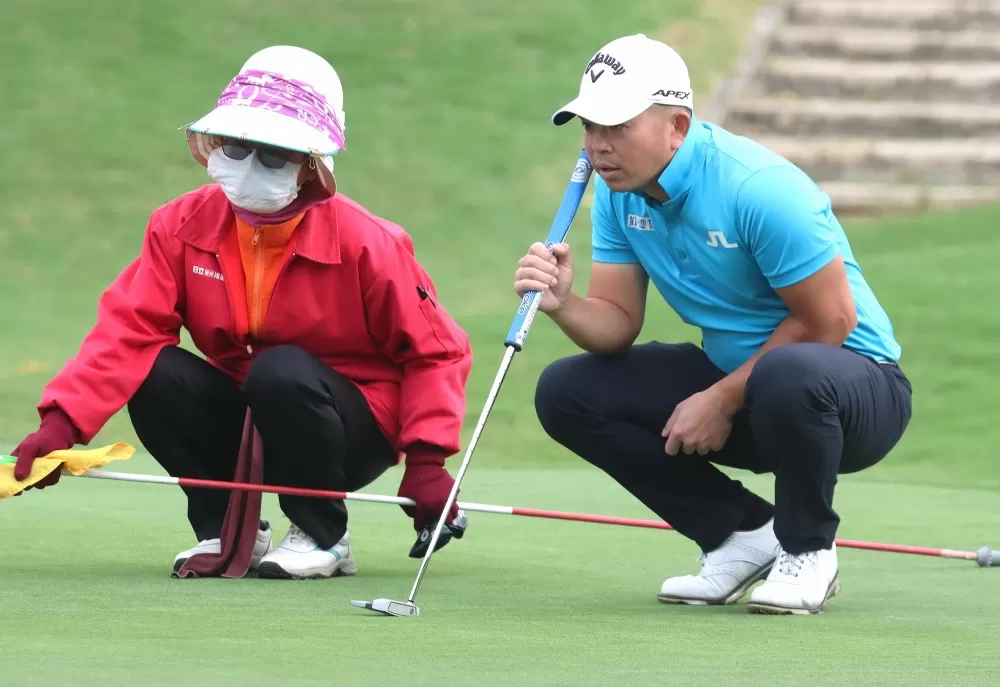 詹世昌70桿(-2)暫並列第二。