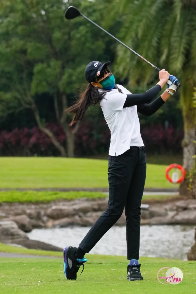 業餘女子C組吳雙79桿(+7),暫並列第一。