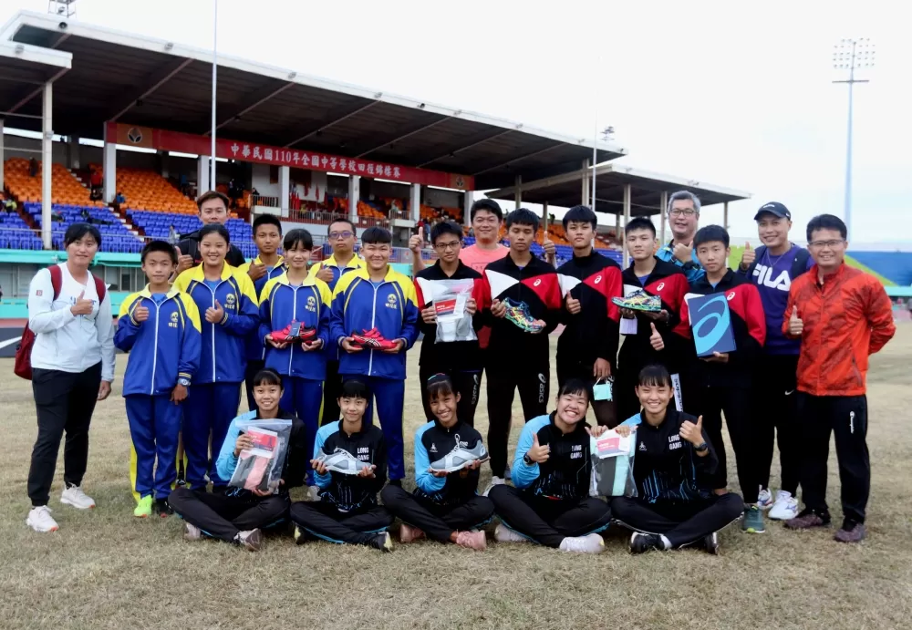 選手和教練很感謝亞瑟士贈送鞋子給他們。林嘉欣/攝影。