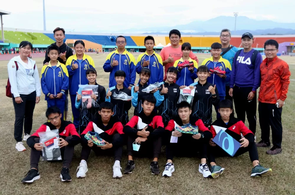 選手和教練很感謝亞瑟士贈送鞋子給他們。林嘉欣/攝影。