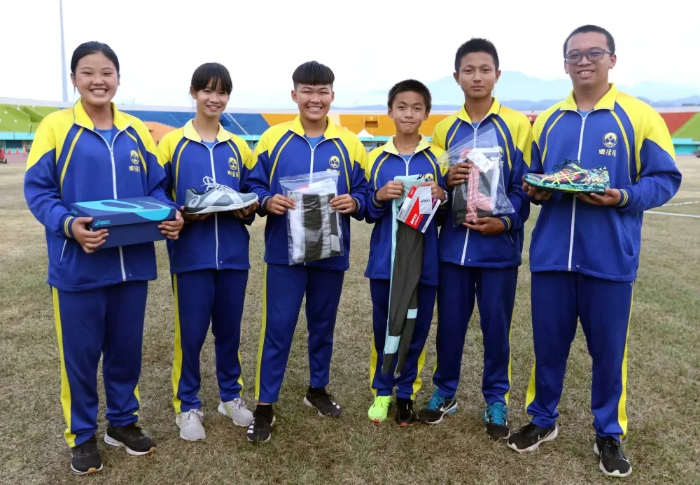 馬公國中選手獲贈跑鞋超開心。林嘉欣/攝影。