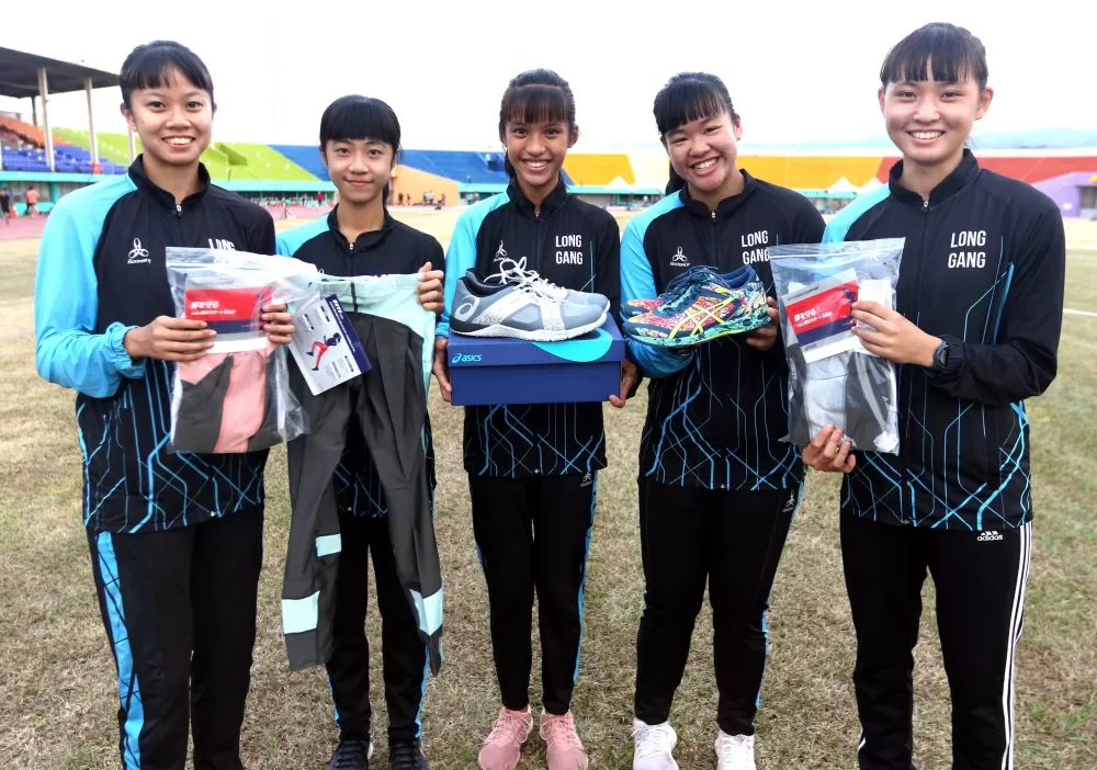 桃園縣龍岡國中獲贈跑鞋,選手超開心。