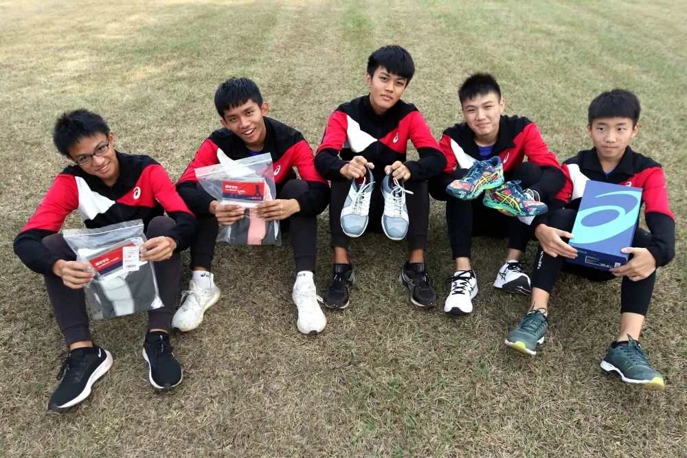 台中市五權國中獲贈跑鞋,選手超開心。林嘉欣/攝影。