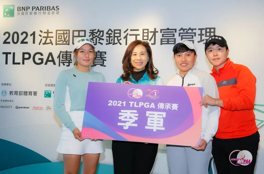 法國巴黎銀行財富管理執行總監謝淑琴(左2)頒發職業季軍獎金給丁子云(左1)、李欣(右2)、陳子涵。