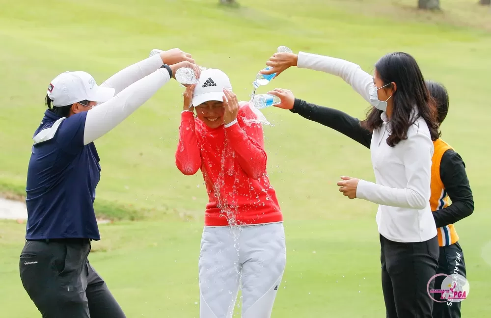 劉芃姍奪冠後好友們上前潑水慶賀。TLPGA提供_葉勇宏攝影。下同。