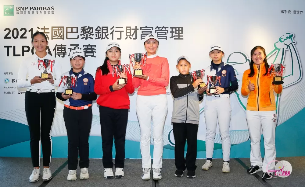 職業冠軍劉芃姍(中)、業餘女A組冠軍鄭熙叡(右1)、業餘女B組冠軍陳品睎(左1)、業餘女C組冠軍曾莘甯(右2)、業餘男C組冠軍沈彥宇(左3)、業餘女D組冠軍余語菲(左2)、業餘男D組冠軍駱守。