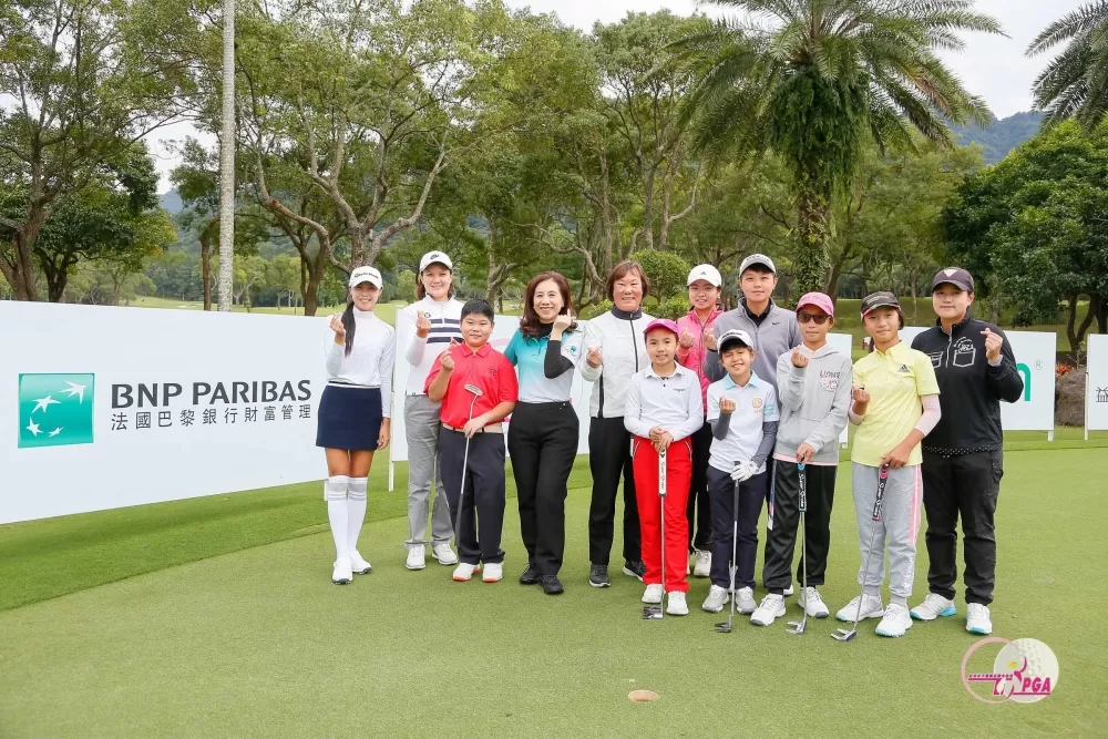 法國巴黎銀行財富管理執行總監謝淑琴(左4)參與職業業餘推桿教學。