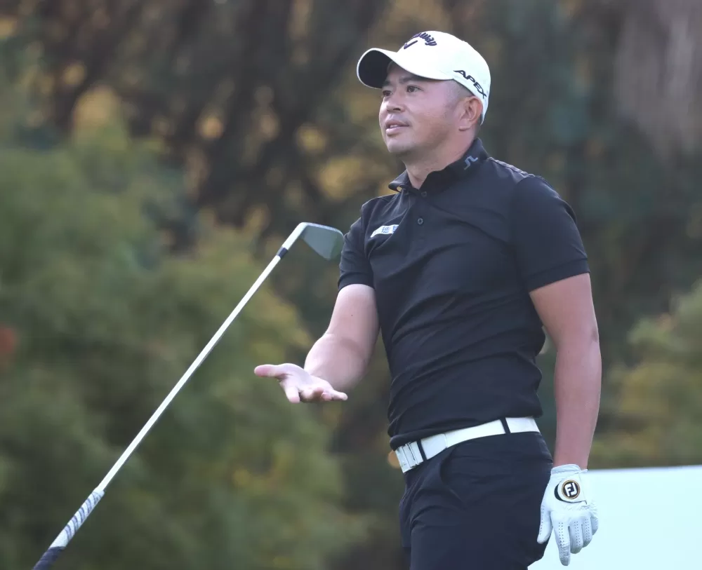 詹世昌擊出兩隻老鷹以-7暫並列第一.。