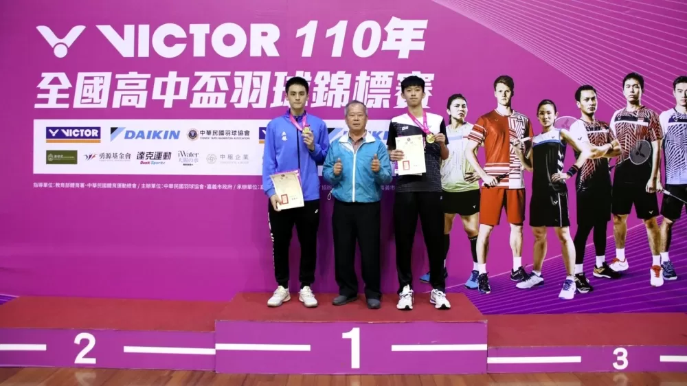 中華羽協劉永安副理事長頒男單冠亞軍獎牌。