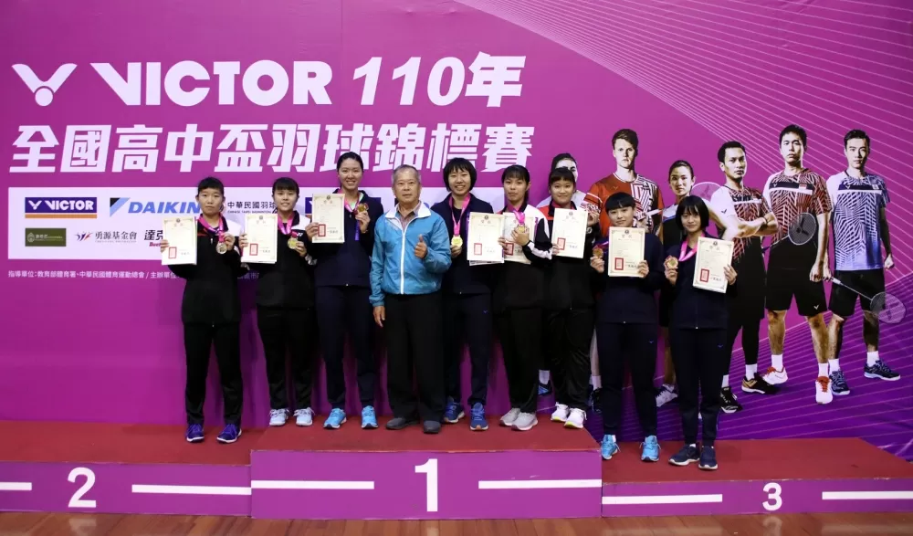 中華羽協劉永安副理事長親頒女雙前三名獎項。