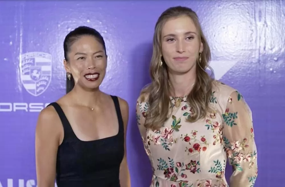 盛裝出席WTA年終賽晚宴的謝淑薇和梅騰絲,今天直落二奪小組賽首勝。取自/謝淑薇粉專。