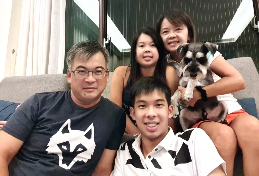 許淮茜(後排左)和家人。