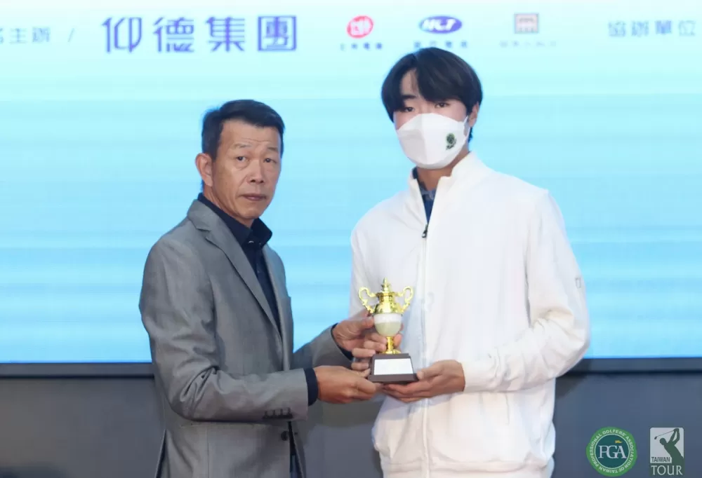TPGA理事長陳榮興(左)頒業餘冠軍盃給林士軒。
