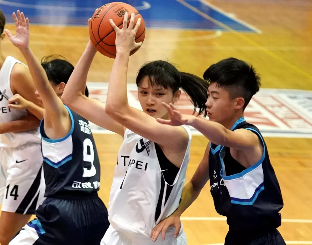 北市大學李貞誼持球。