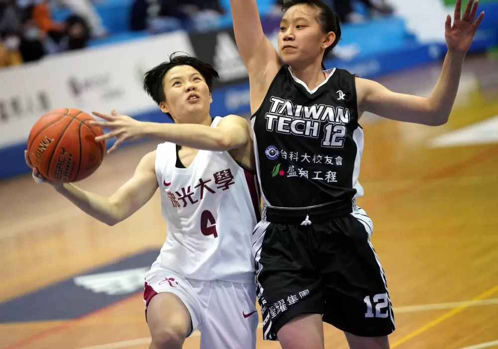 佛光李宜樺13分9籃板。大專體總提供。下同。