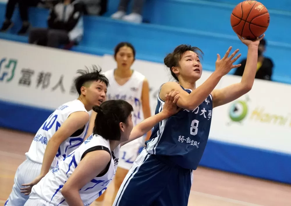 成功大學陳雅婷上籃。