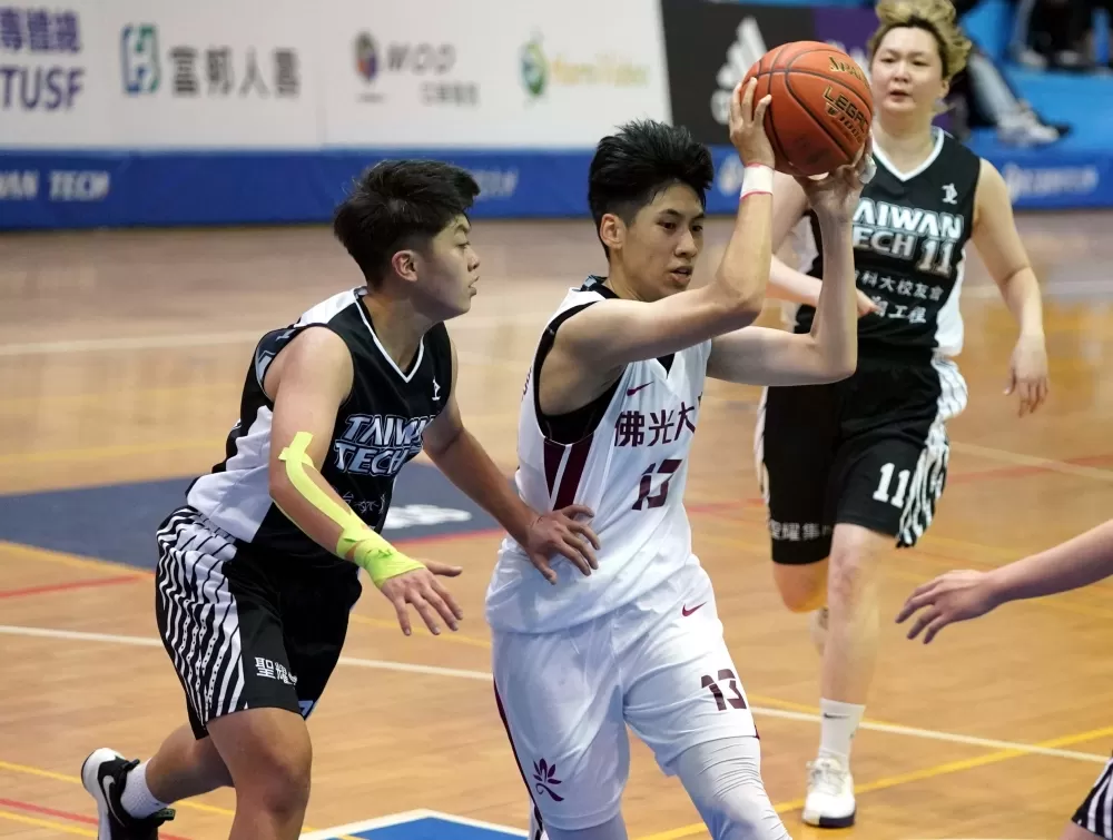 佛光王竫婷帶球突破。