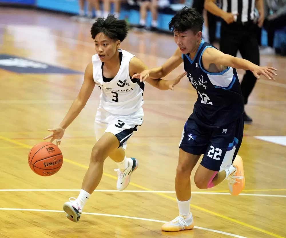 北市大學張辰妍帶球進攻。