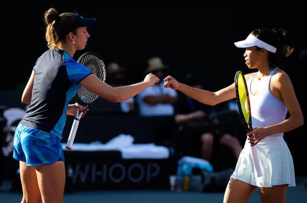 謝淑薇（右）和梅騰絲。取自謝淑薇粉專。