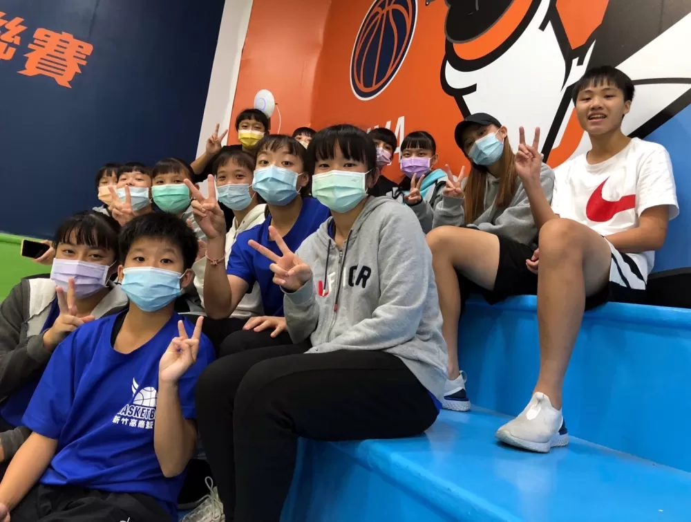 HBL 乙級二連霸新竹高商,集體到場替首披台北大學戰袍的傑出校友大一菜鳥蔣宛儒(右)加油。