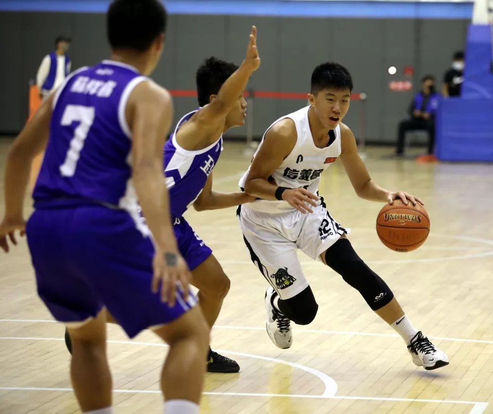 信義「一哥」連冠嘉15分、11籃板「雙十」孤掌難鳴。