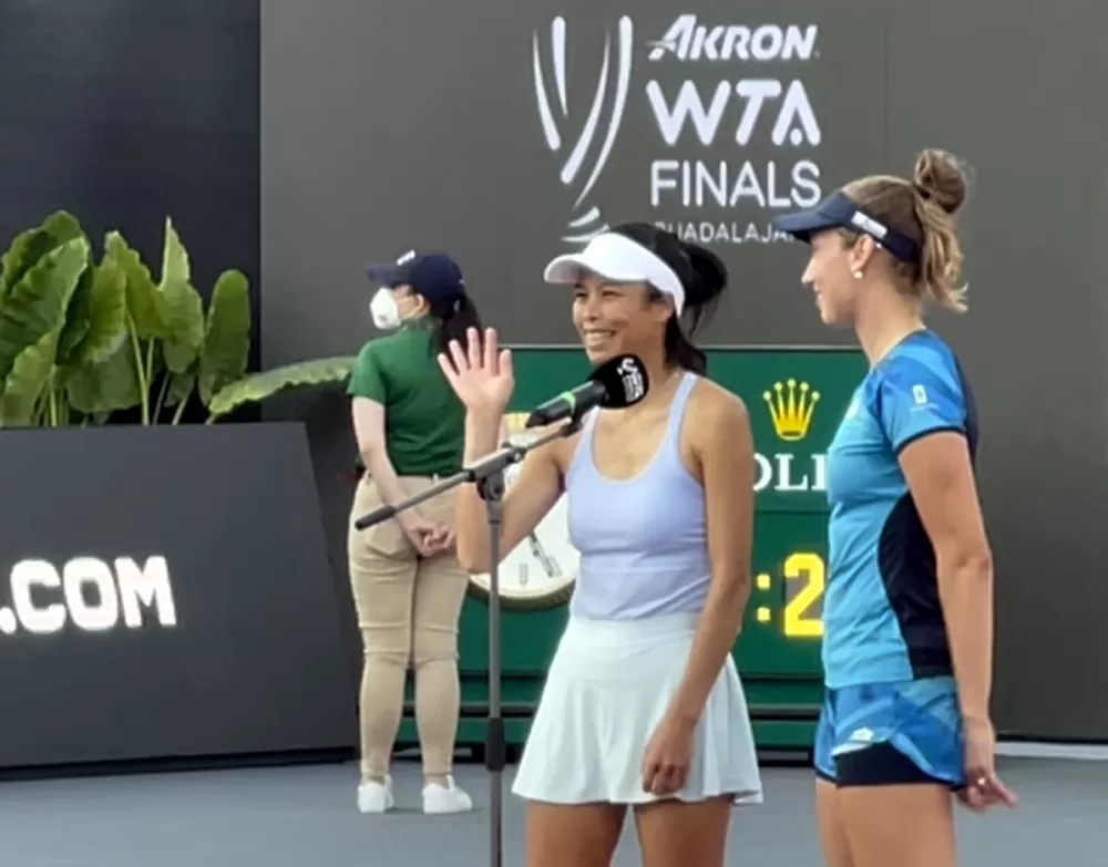 謝淑薇（左）和梅騰絲開心勇闖四強。謝政瀛提供。