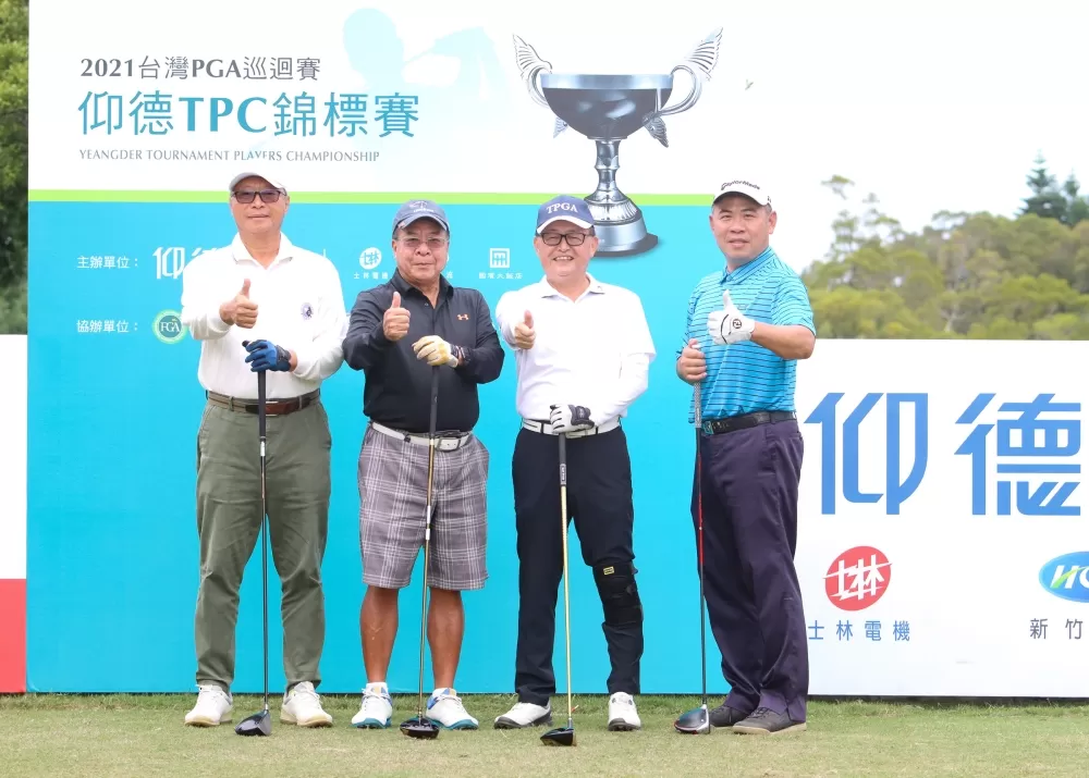 配對賽冠軍由職業選手詹益信(右1)及三位社會業餘選手獲得。