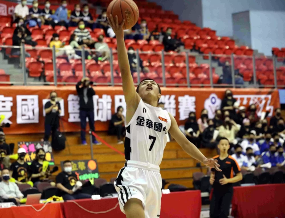 攻下15分的金華方昊飛身挑籃。大會提供。下同。