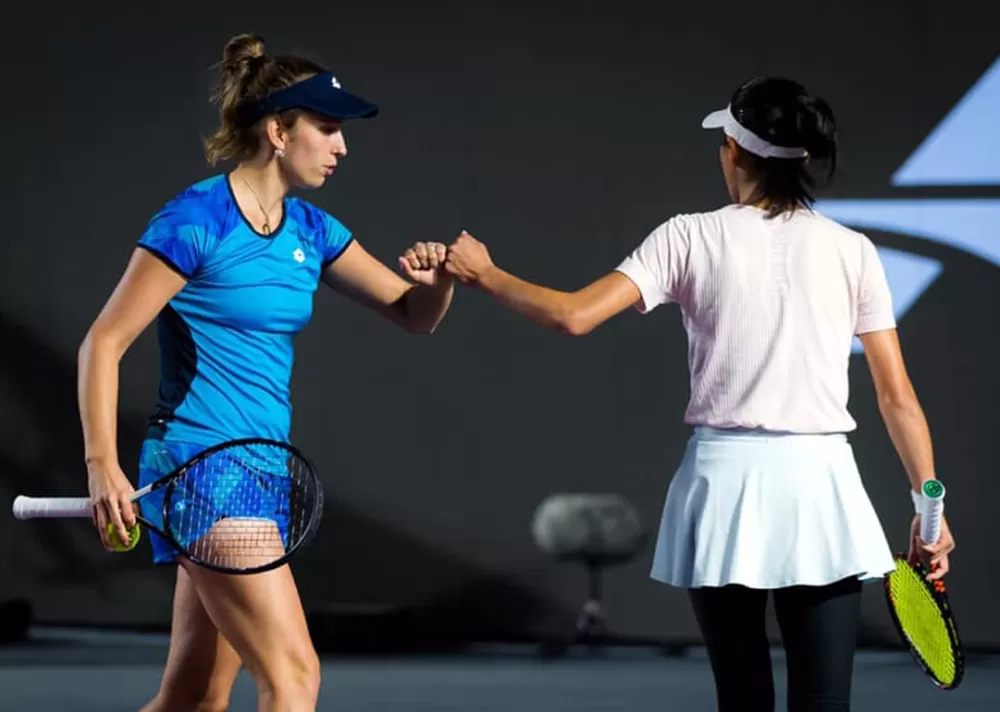 謝淑薇（右）和梅騰絲勇闖年終賽冠軍戰。取自謝淑薇粉專。