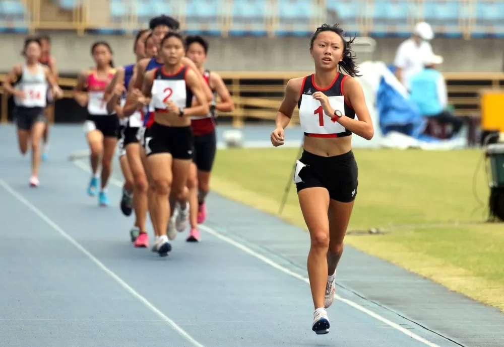 基隆女中黃郁媃(前)破高懸9年大會紀錄。林嘉欣/攝影。