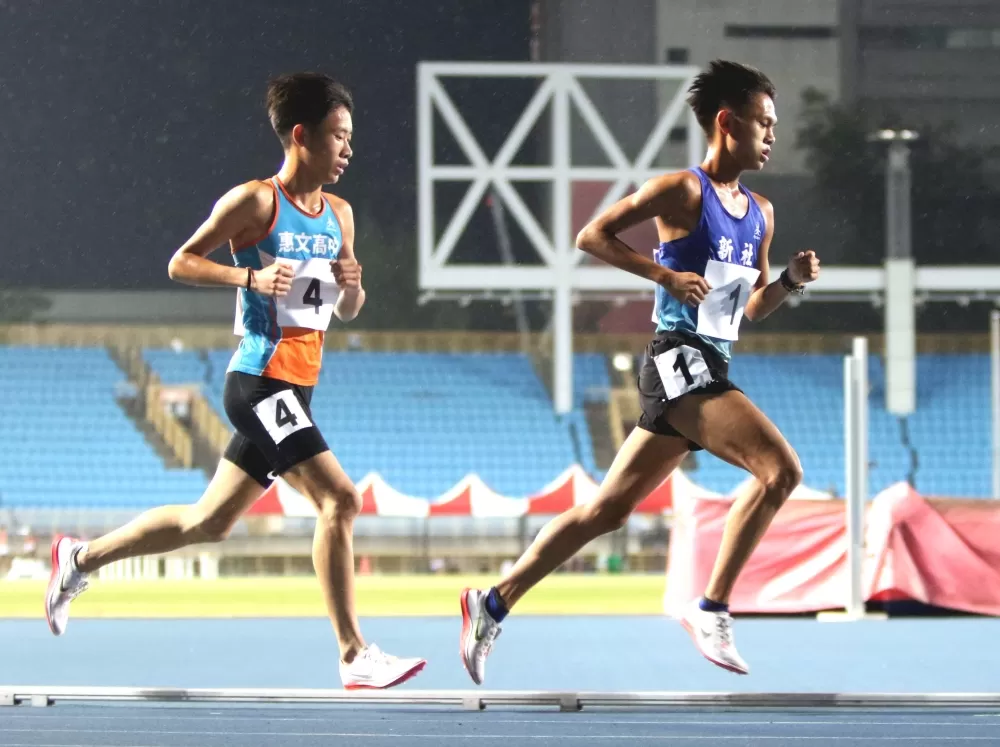 新社高中田睿祥(前)破大會。林嘉欣/攝影。