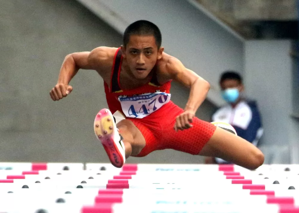 「阿寶」吳育廷破國男110公尺跨欄大會紀錄。林嘉欣/攝影。