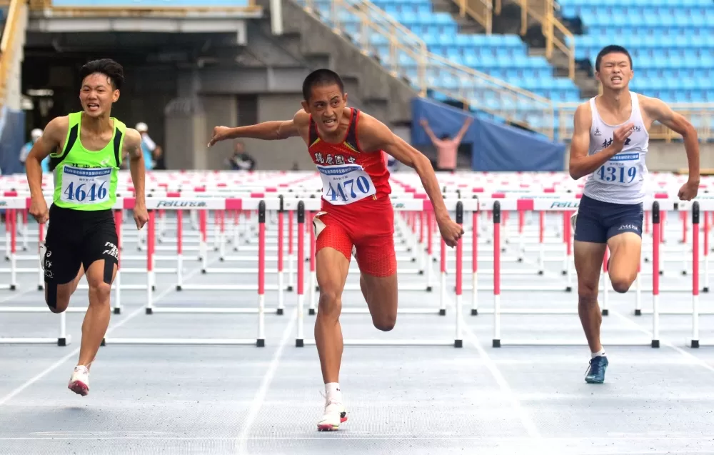 「阿寶」吳育廷(中)破國男110公尺跨欄大會紀錄。林嘉欣/攝影。