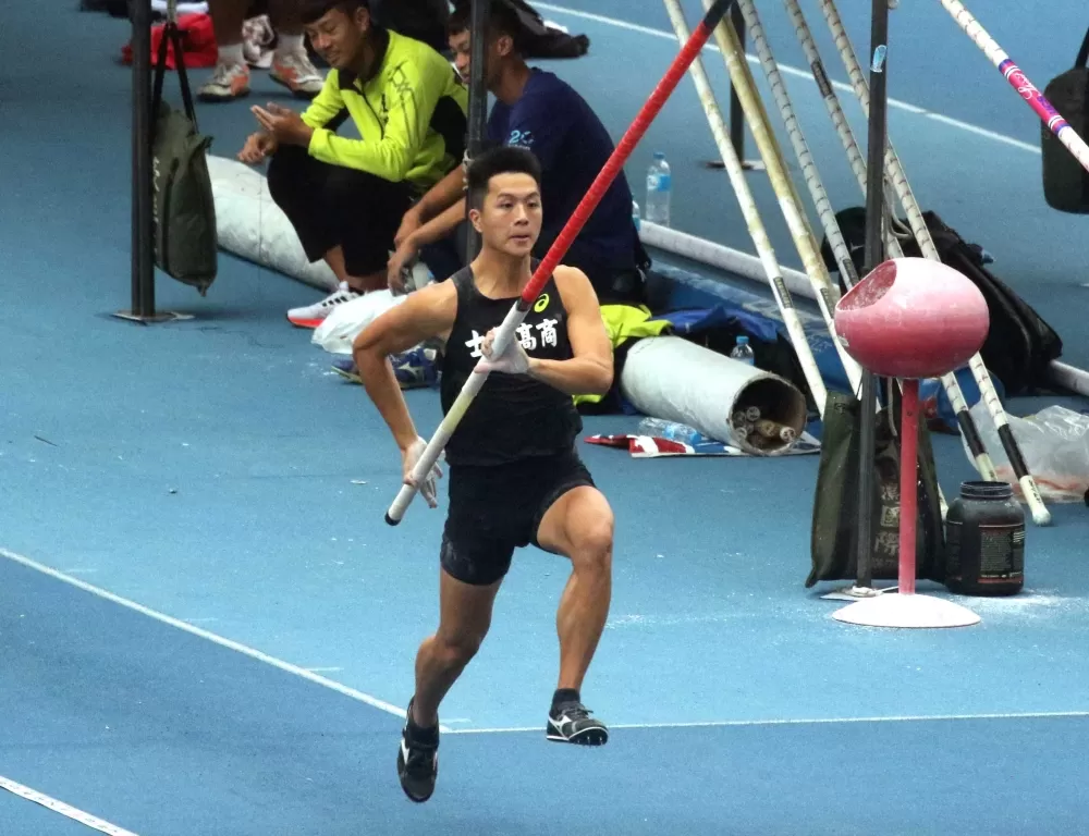 北市士林高商「小飛俠」林峻毅4.80也破大會。林嘉欣/攝影。