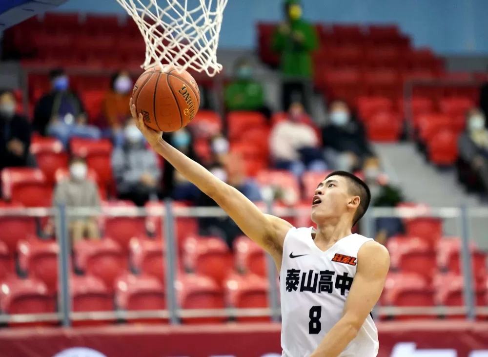 泰山許謙彧切入挑籃。