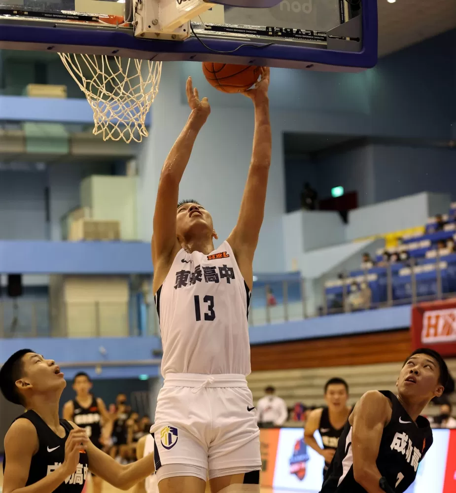 東泰198公分回鍋中鋒胡晉豪「豪」取26分、12籃板「雙十」。大會提供。下同。